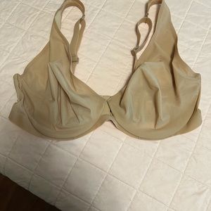 SKIMS BRAS underwire and light lined cups. 42DD SIZE.